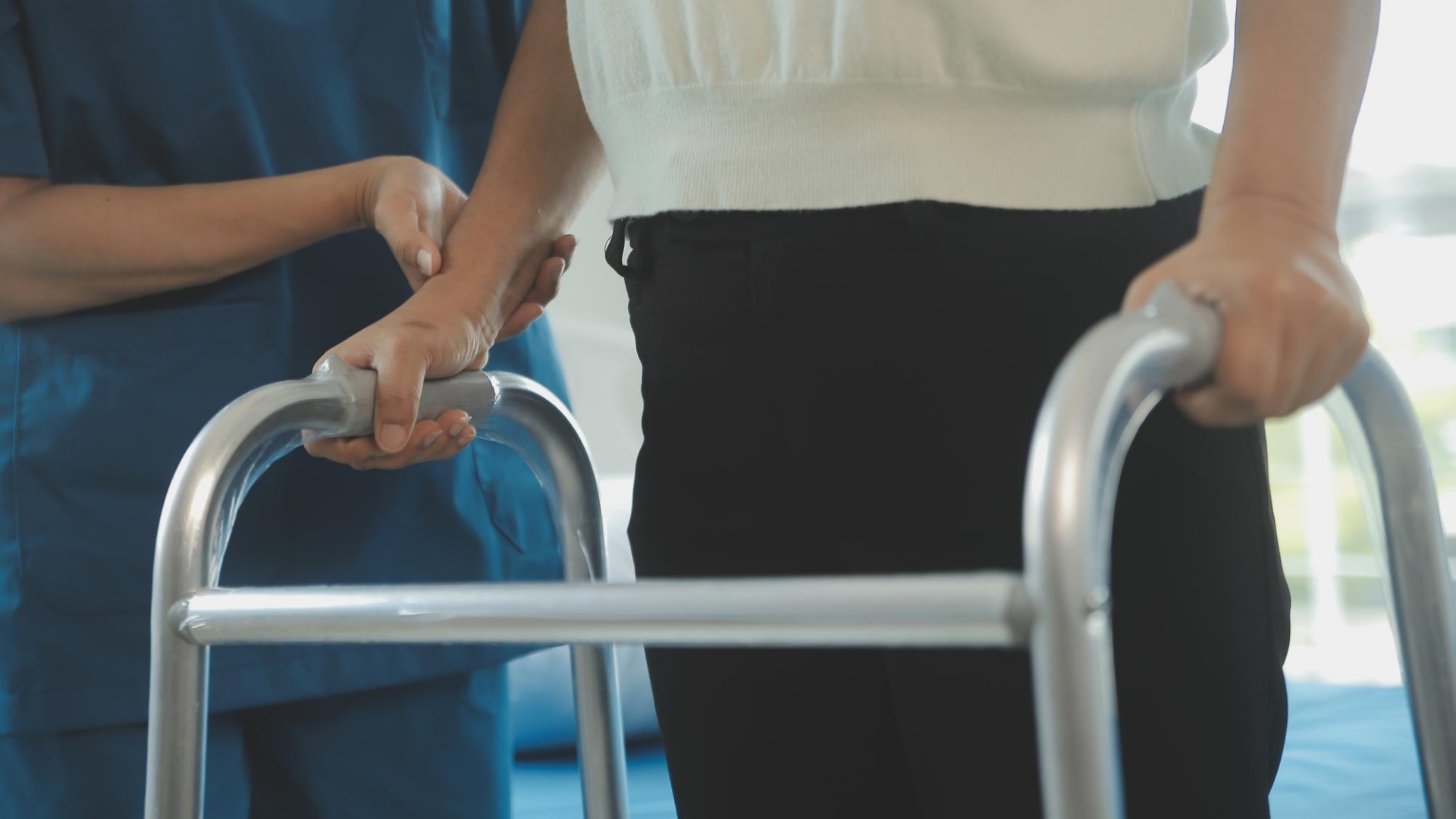 재활중인 환자와 치료사