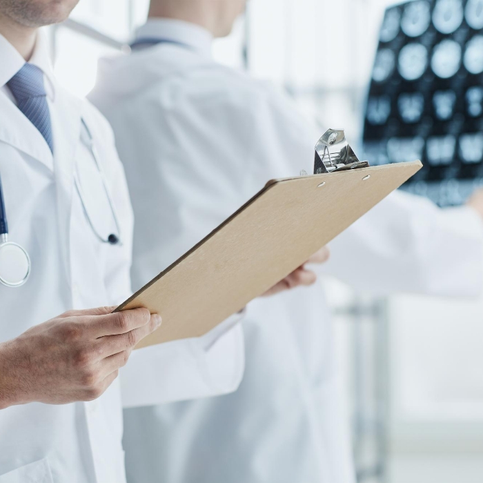 손을 모아 잡고 있는 의사와 환자