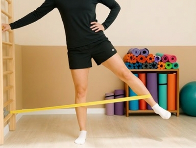 고관절 재활치료중인 사람