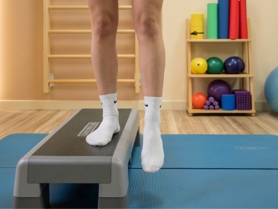 고관절 재활치료중인 사람