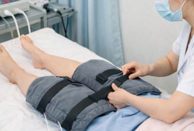 다리에 핫팩 찜질중