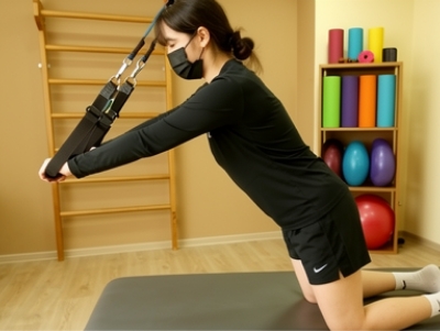 어깨 재활치료중인 사람