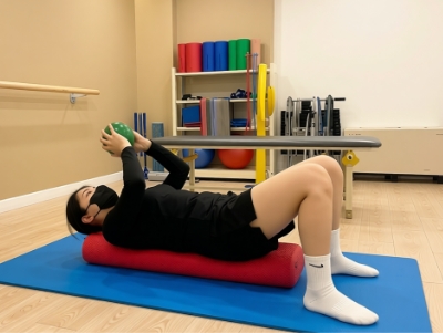 어깨 재활치료중인 사람