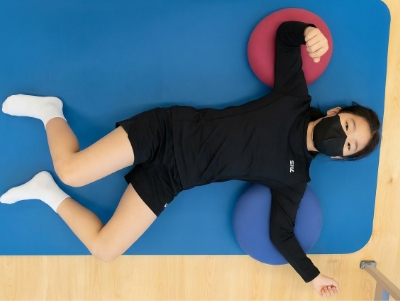 어깨 재활치료중인 사람