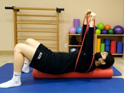 어깨 재활치료중인 사람