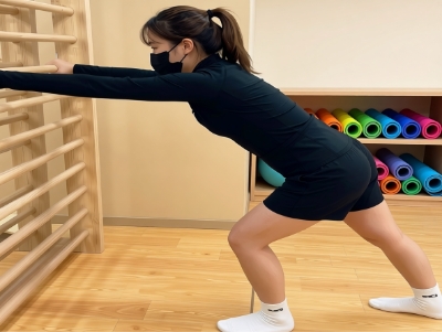 어깨 재활치료중인 사람