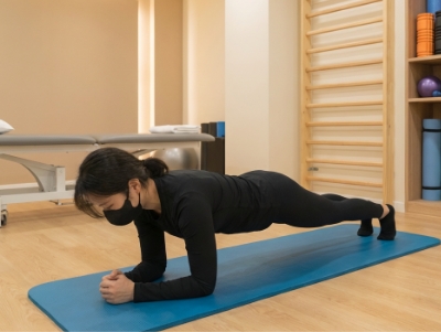 척추 재활치료중인 사람