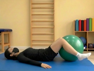 척추 재활치료중인 사람