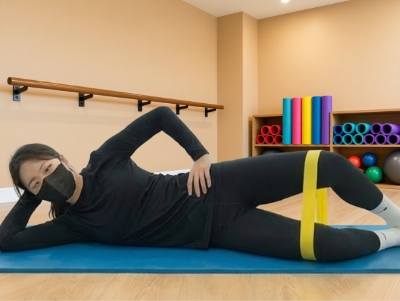 척추 재활치료중인 사람