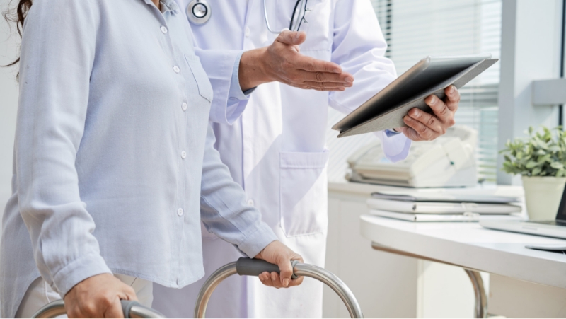 재활 환자에서 설명중인 의사