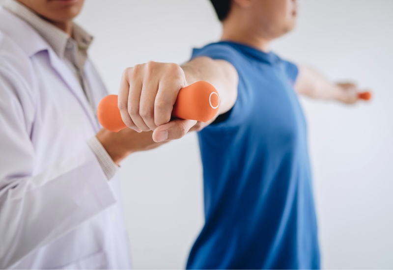 운동치료 중인 환자와 물리치료사